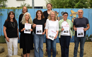 Mitarbeitende der ejsa Regensburg werden geehrt von Geschäftsführerin Sabine Wunderlich (links) und Dekanin Karolin Gerleigner (hinten)