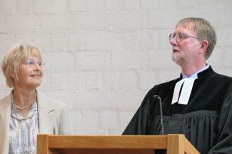 Angelika Hanzlick und Pfr. Klaus Göldner in der Johanneskirche