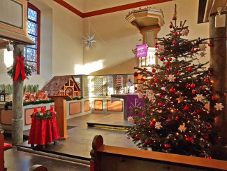 Christbaum in der Kirche