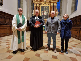 Im Altarraum der Dreieinigkeitskirche stehen v.links: Diakon Detlef Wauschkies, Dekan Jörg Breu, Diakon Michael Groß und Andrea Betz (Leitung Kirchengemeindeamt und Verwaltungsstelle)