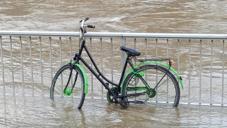 Hochwasser Fahrrad in den Fluten
